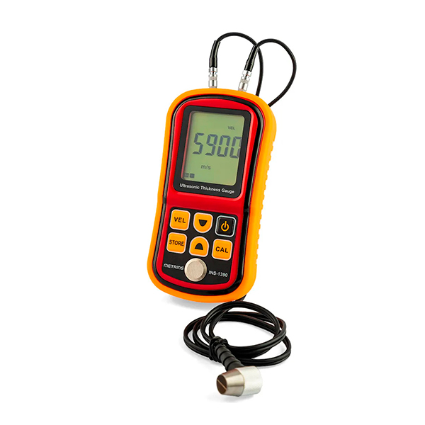 O Medidor de Espessura por Ultrassom é um instrumento de medição utilizado em inspeção final ou periódicas de integridade de materiais e ensaios não destrutivos.