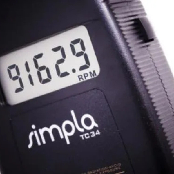 A CS Metrologia oferece o Tac&ocirc;metro Digital sem Contato com Mira Laser Simpla - TC34 realiza medições de velocidade de rotação na faixa de 2.5 a 100000 rpm. 